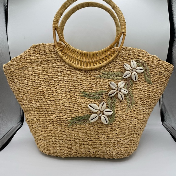 Real seashells straw tote for summer. Large cavity so perfect for the beach. - Picture 1 of 7